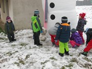 Hrajeme si se sněhem a pomáháme